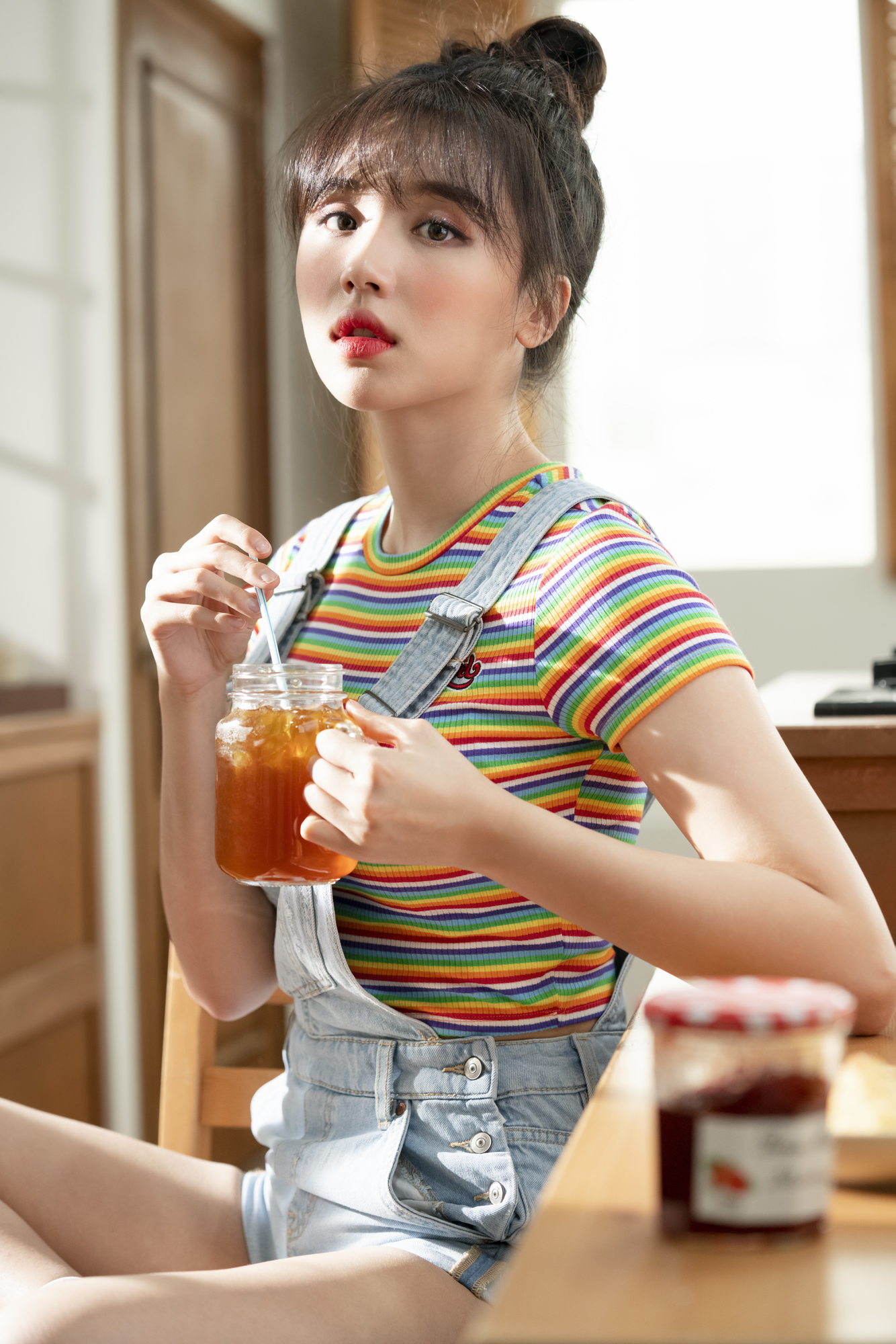 ドリンクを持つ女性