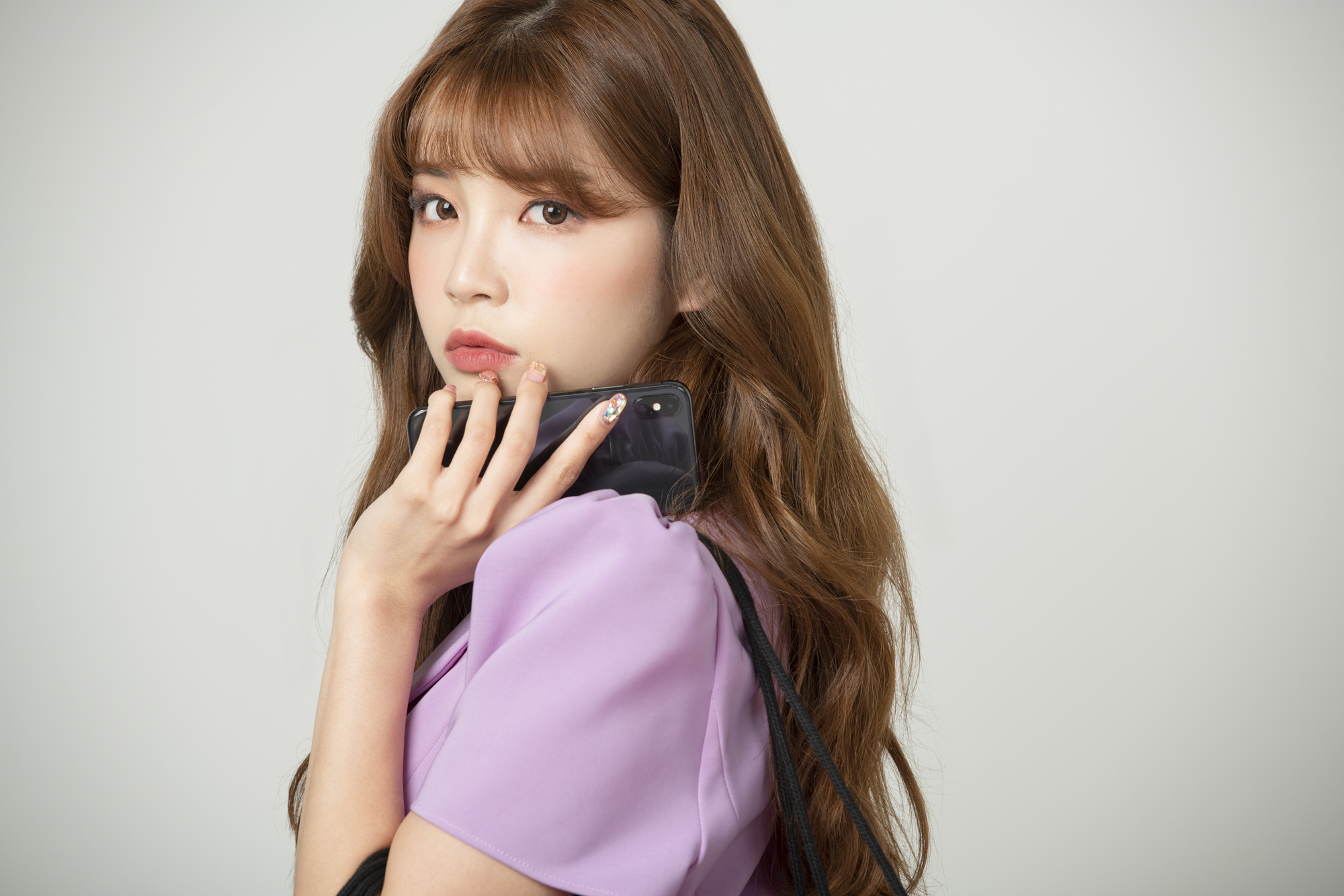 スマホを持つ女性